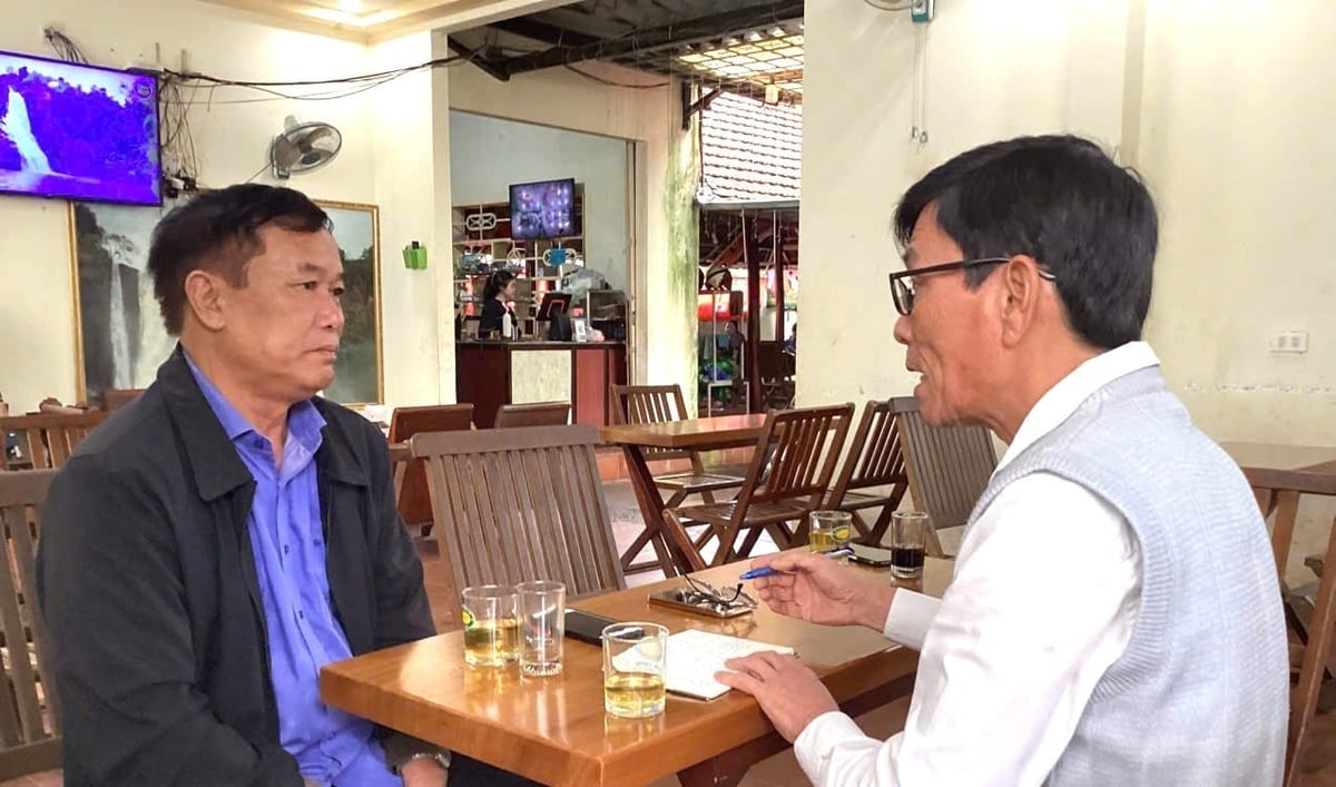 Ông Mai Ngọc Bình (phải) - một trong những thế hệ đầu làm nên vườn cao su ở Chư Sê trò chuyện cùng tác giả. Ảnh: Văn Vĩnh. Ông Mai Ngọc Bình (phải) - một trong những thế hệ đầu làm nên vườn cao su ở Chư Sê trò chuyện cùng tác giả. Ảnh: Văn Vĩnh.
