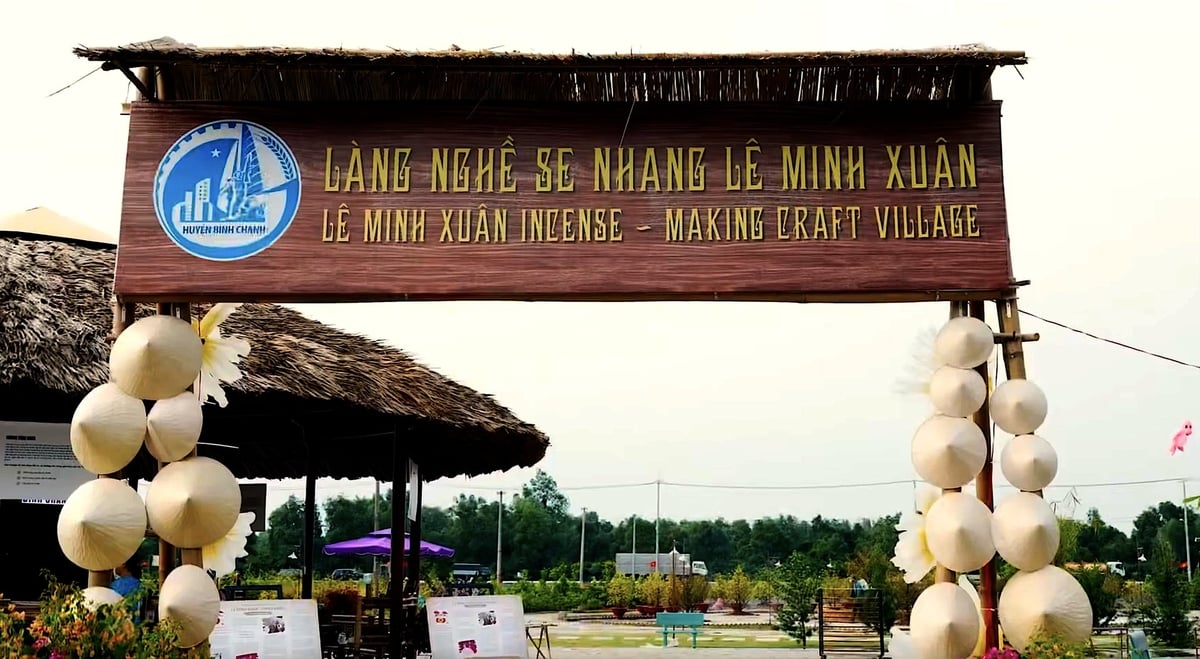 Lê Minh Xuân có làng nghể se nhang hơn 100 năm tuổi. Đây là một trong những điểm đến của khách du lịch. Ảnh: Hồng Thủy. Lê Minh Xuân có làng nghể se nhang hơn 100 năm tuổi. Đây là một trong những điểm đến của khách du lịch. Ảnh: Hồng Thủy.