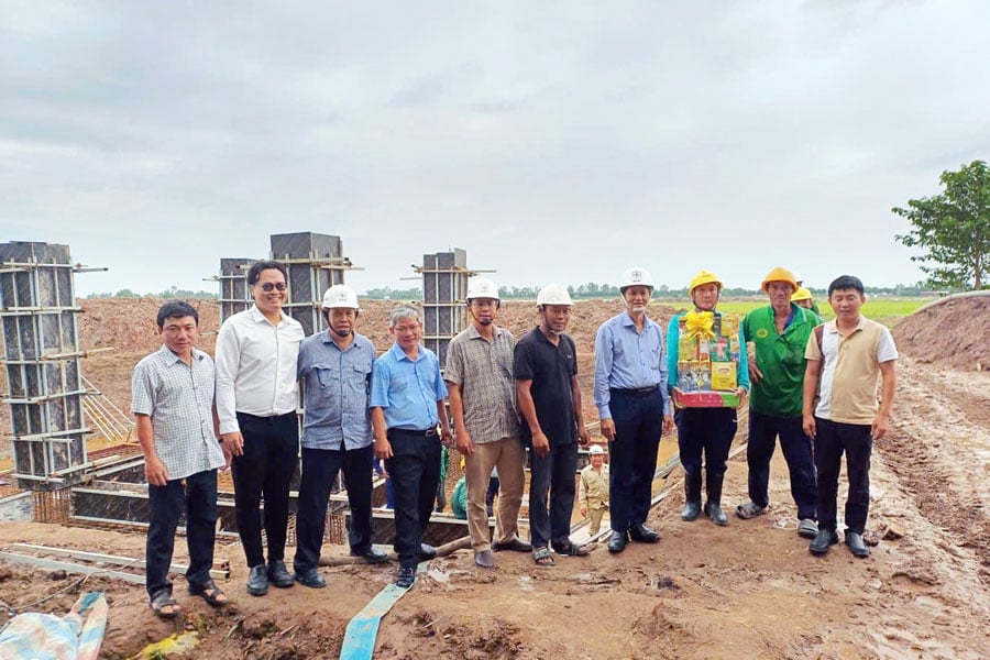 Ông Bành Đức Hoài, Thành viên Hội đồng thành viên EVNSPC (thứ 4 từ phải qua) thăm và tặng quà tại Đồng Tháp. Ảnh: EVNSPC. Ông Bành Đức Hoài, Thành viên Hội đồng thành viên EVNSPC (thứ 4 từ phải qua) thăm và tặng quà tại Đồng Tháp. Ảnh: EVNSPC.