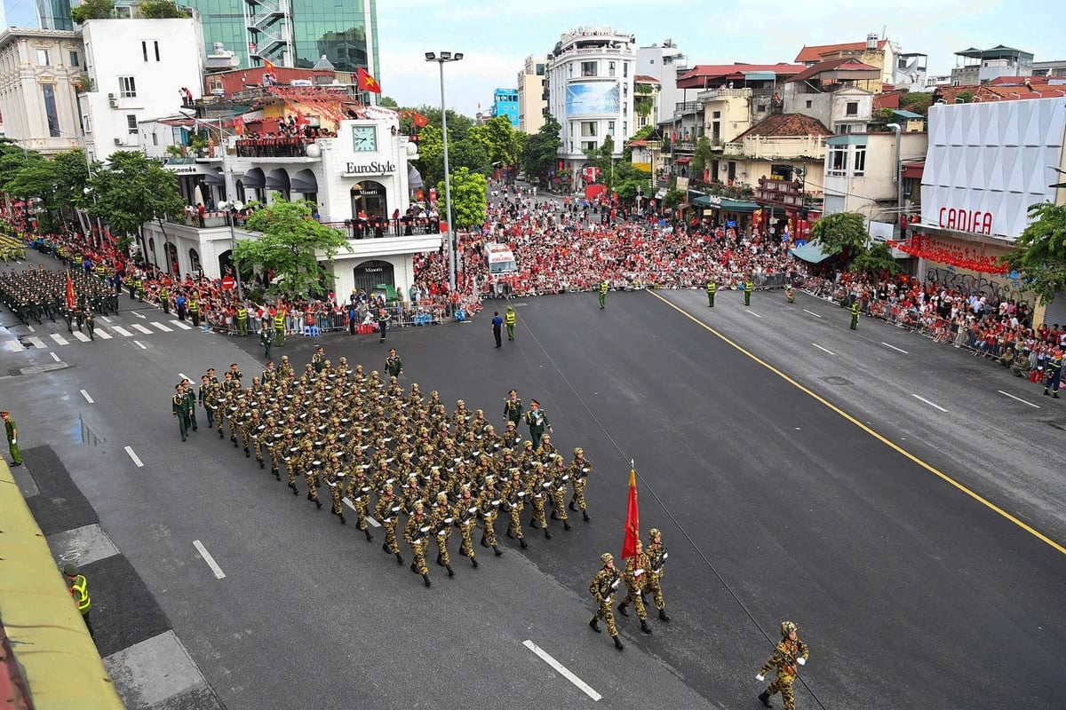 Công an Hà Nội điều chỉnh cấm đường muộn hơn 4 tiếng so với thông báo trước đó. Ảnh: Hoàng Hà. Công an Hà Nội điều chỉnh cấm đường muộn hơn 4 tiếng so với thông báo trước đó. Ảnh: Hoàng Hà.