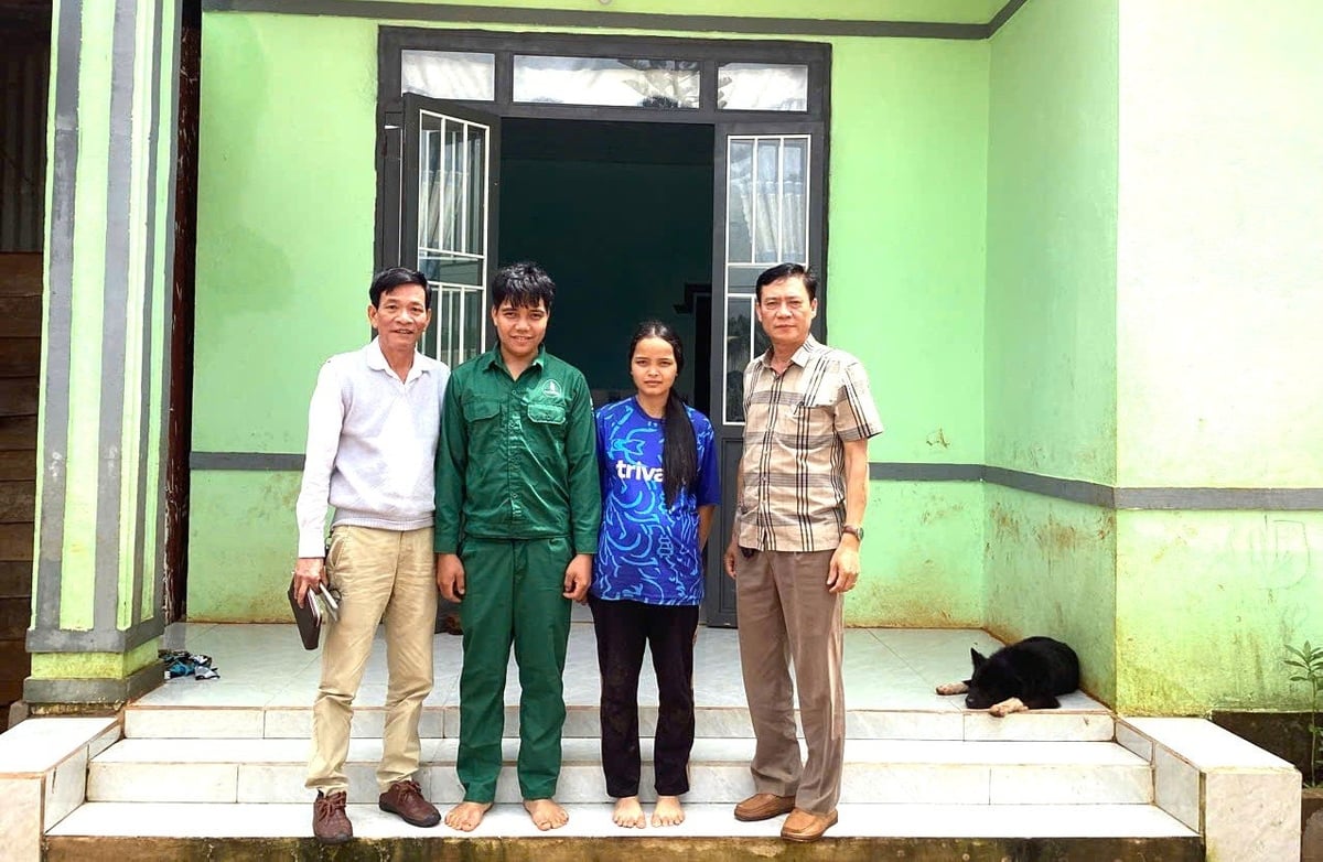 Căn nhà mới xây của đôi vợ chồng trẻ Rơ Mah Tuyên (hai vợ chồng đứng giữa). Ảnh: Văn Vĩnh. Căn nhà mới xây của đôi vợ chồng trẻ Rơ Mah Tuyên (hai vợ chồng đứng giữa). Ảnh: Văn Vĩnh.