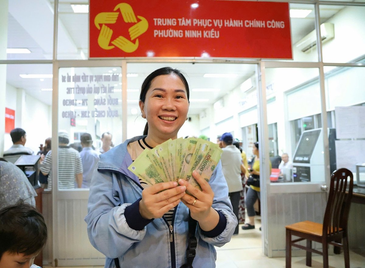 Người dân phường Ninh Kiều (TP. Cần Thơ) phấn khởi khi được nhận quà nhân kỷ niệm 80 năm Cách mạng tháng Tám và Quốc khánh 2/9. Ảnh: Minh Trung. Người dân phường Ninh Kiều (TP. Cần Thơ) phấn khởi khi được nhận quà nhân kỷ niệm 80 năm Cách mạng tháng Tám và Quốc khánh 2/9. Ảnh: Minh Trung.