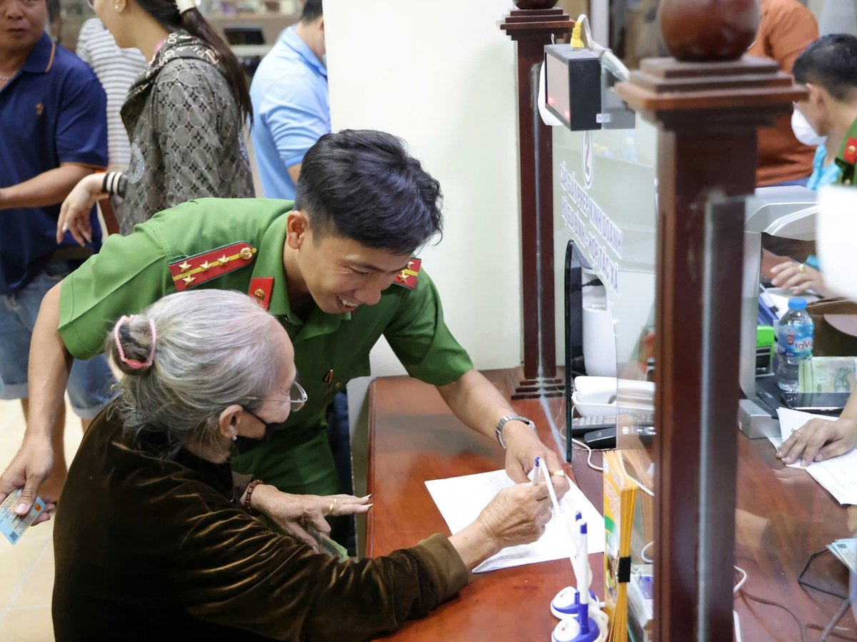 Cán bộ nhiệt tình hướng dẫn người dân thực hiện thủ tục nhận quà. Ảnh: Kim Anh. Cán bộ nhiệt tình hướng dẫn người dân thực hiện thủ tục nhận quà. Ảnh: Kim Anh.