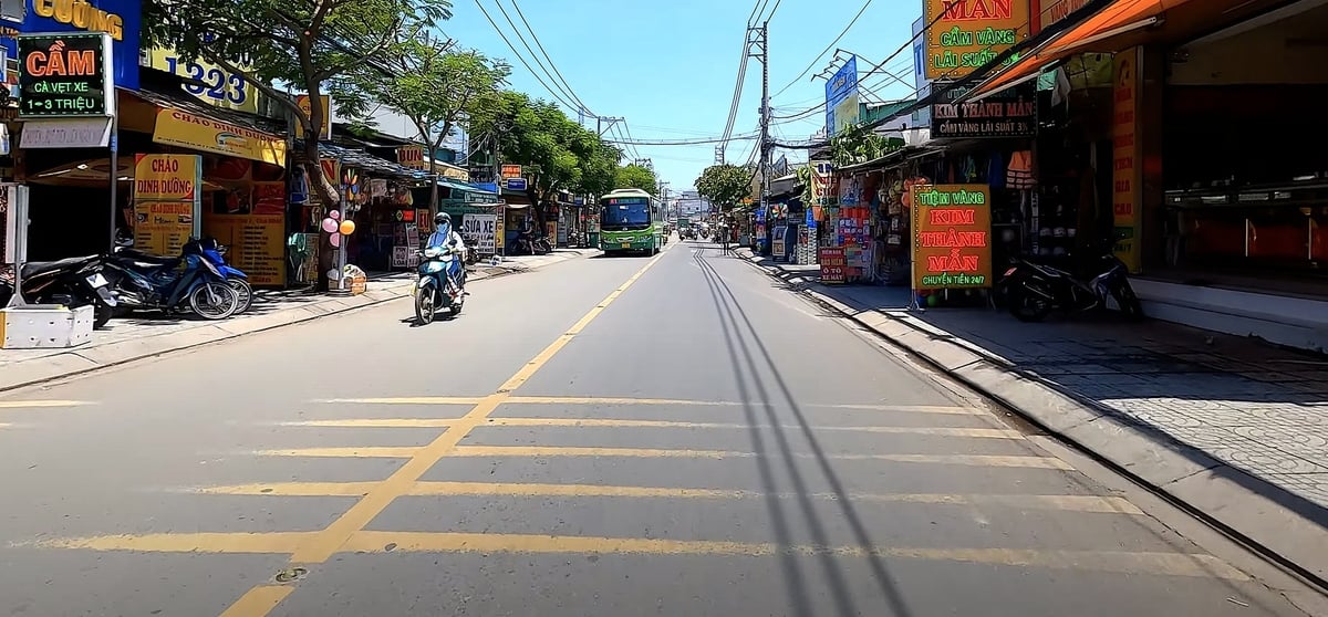 Một góc phố ở Lê Minh Xuân hôm nay. Mấy chục năm trước, nơi đây từng là vùng đất trắng hoang vu bởi chiến tranh. Ảnh: Hồng Thủy. Một góc phố ở Lê Minh Xuân hôm nay. Mấy chục năm trước, nơi đây từng là vùng đất trắng hoang vu bởi chiến tranh. Ảnh: Hồng Thủy.