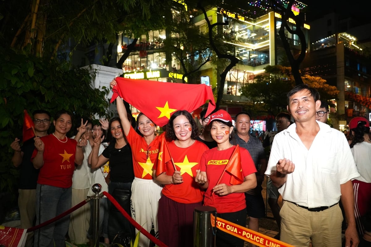 Người dân hào hứng chờ đợi đoàn xe diễu binh đi qua. Ảnh: Hùng Khang. Người dân hào hứng chờ đợi đoàn xe diễu binh đi qua. Ảnh: Hùng Khang.