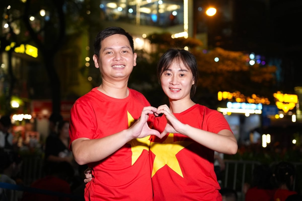 Anh Nguyễn Thanh Phúc cùng vợ chụp ảnh lưu làm kỷ niệm. Ảnh: Hùng Khang. Anh Nguyễn Thanh Phúc cùng vợ chụp ảnh lưu làm kỷ niệm. Ảnh: Hùng Khang.