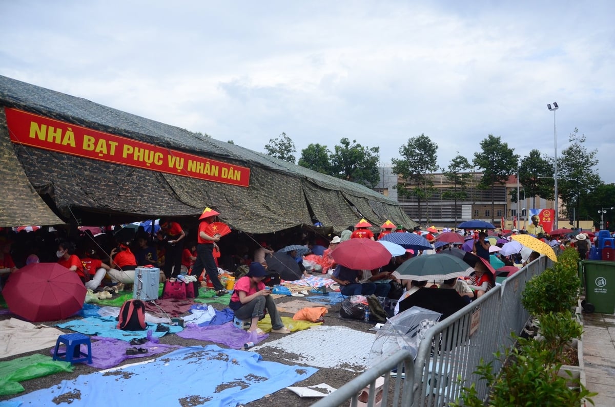 Nhà bạt phục vụ người dân trên đường Trần Phú. Ảnh: Nguyễn Hà. Nhà bạt phục vụ người dân trên đường Trần Phú. Ảnh: Nguyễn Hà.