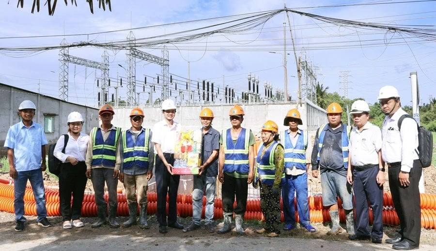 Thành viên HĐTV EVNSPC Lê Xuân Hải (thứ 5 từ trái qua) đến thăm hỏi, kiểm tra ĐD trạm biến áp 110kV Phú Thuận, 110kV Ba Tri - Bình Thạnh, tỉnh Vĩnh Long. Ảnh: PC Vĩnh Long. Thành viên HĐTV EVNSPC Lê Xuân Hải (thứ 5 từ trái qua) đến thăm hỏi, kiểm tra ĐD trạm biến áp 110kV Phú Thuận, 110kV Ba Tri - Bình Thạnh, tỉnh Vĩnh Long. Ảnh: PC Vĩnh Long.