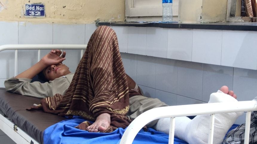 Nạn nhân vụ động đất tại Afghanistan điều trị ở bệnh viện địa phương. Ảnh: CNN. Nạn nhân vụ động đất tại Afghanistan điều trị ở bệnh viện địa phương. Ảnh: CNN.