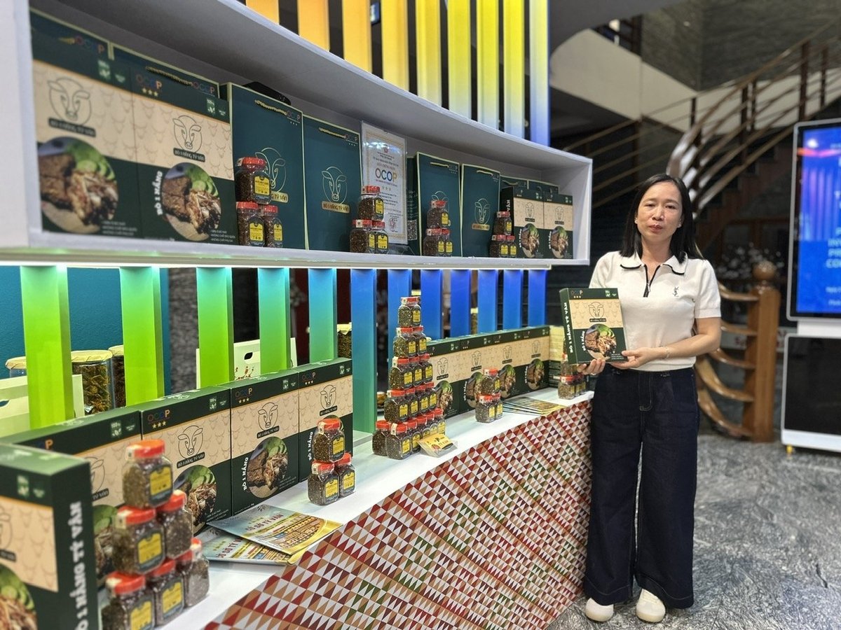 Gian hàng trưng bày sản phẩm bò một nắng và muối kiến vàng của cơ sở Tý Vân. Ảnh: Đăng Lâm. 