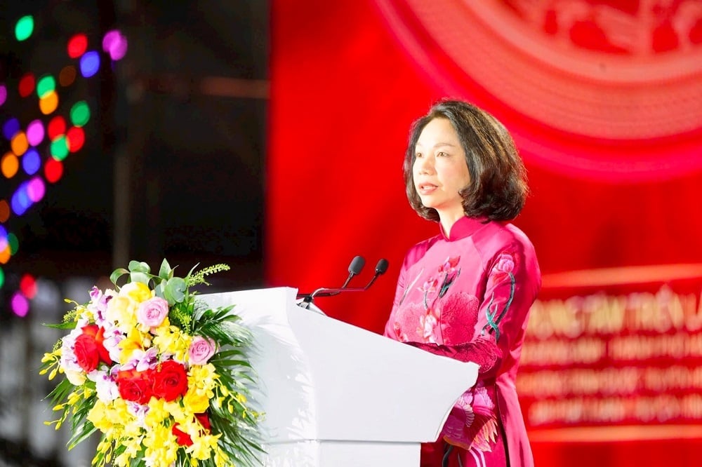 Phó Chủ tịch UBND thành phố Hà Nội, Phó Trưởng ban Chỉ đạo Triển lãm Thành tựu đất nước Vũ Thu Hà phát biểu khai mạc. Ảnh: Phạm Linh.