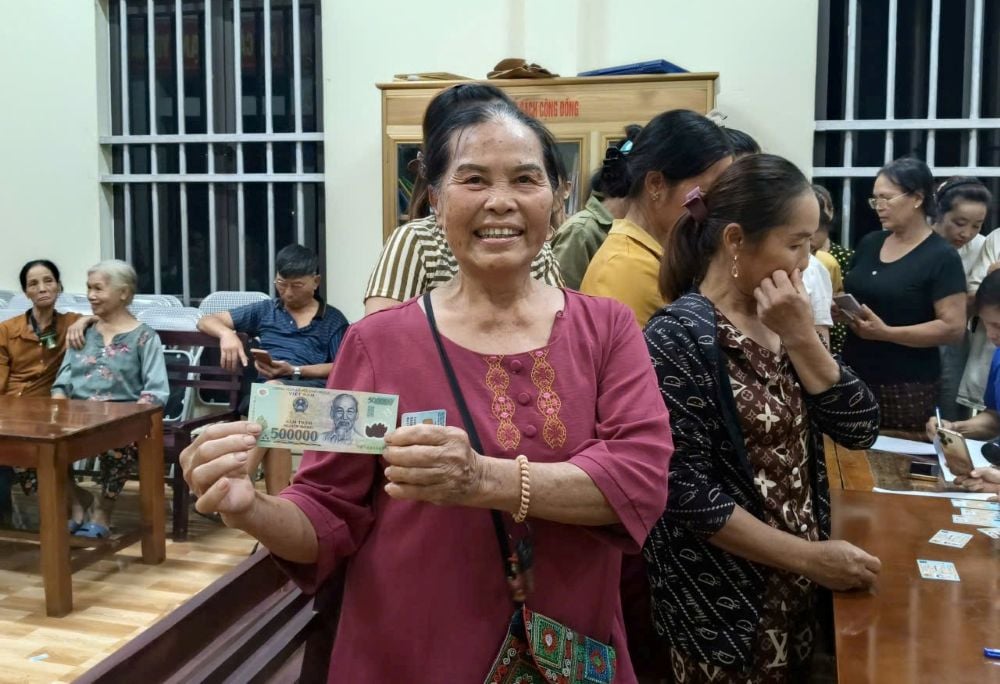 Bà Mai Thị Hiền (trú thôn Ngọc Long, xã Ngọc Trạo, tỉnh Thanh Hóa) vui mừng khi nhận quà Quốc khánh 2/9. Ảnh: Quách Du/Báo Lao động.