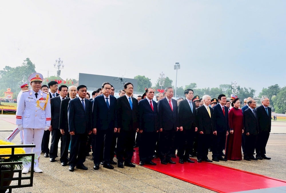 Đoàn đại biểu lãnh đạo Đảng, Nhà nước dâng hoa, vào Lăng viếng Chủ tịch Hồ Chí Minh. Ảnh: TTXVN. Đoàn đại biểu lãnh đạo Đảng, Nhà nước dâng hoa, vào Lăng viếng Chủ tịch Hồ Chí Minh. Ảnh: TTXVN.
