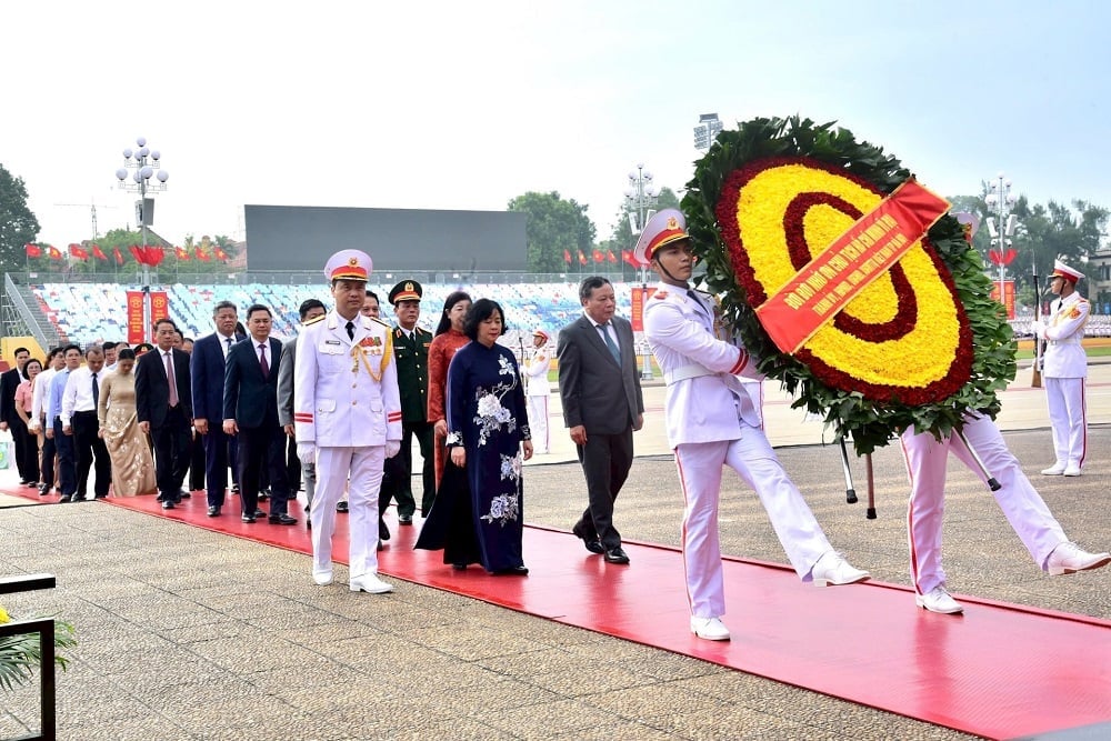 Đoàn đại biểu Thành ủy, HĐND, UBND, Ủy ban MTTQ Việt Nam thành phố Hà Nội vào Lăng viếng Chủ tịch Hồ Chí Minh. Ảnh: TTXVN. Đoàn đại biểu Thành ủy, HĐND, UBND, Ủy ban MTTQ Việt Nam thành phố Hà Nội vào Lăng viếng Chủ tịch Hồ Chí Minh. Ảnh: TTXVN.