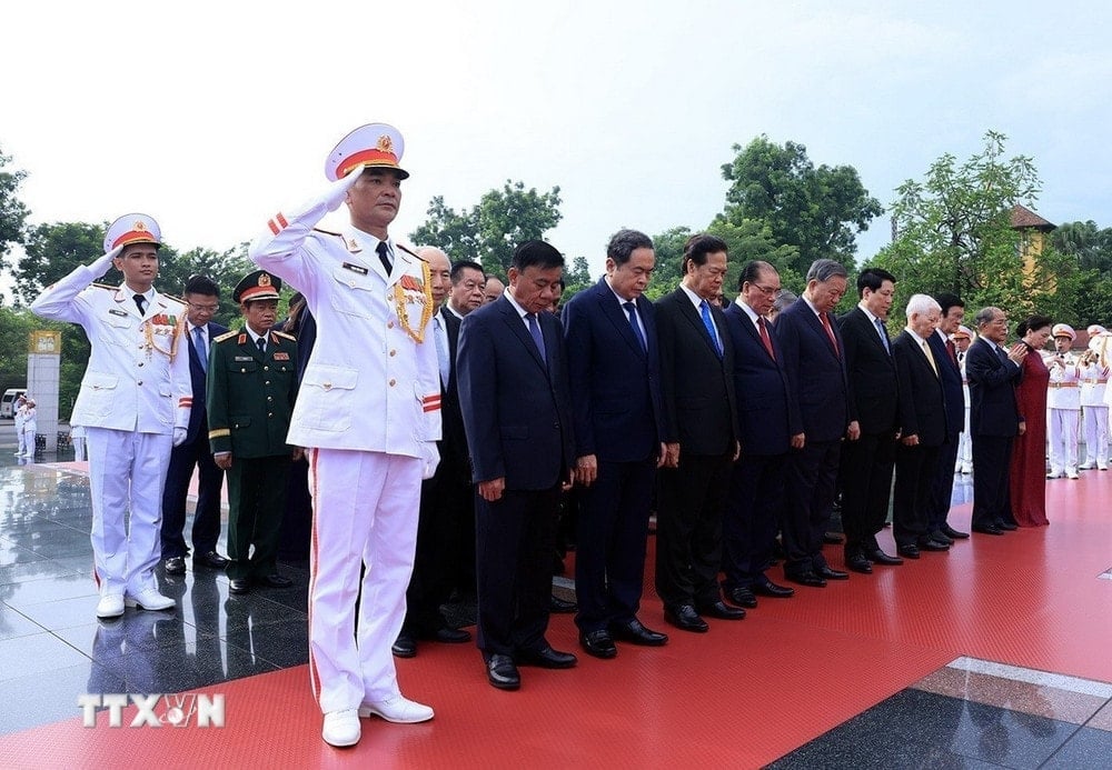 Các đồng chí lãnh đạo, nguyên lãnh đạo Đảng, Nhà nước tưởng niệm các Anh hùng liệt sĩ. Ảnh: TTXVN. Các đồng chí lãnh đạo, nguyên lãnh đạo Đảng, Nhà nước tưởng niệm các Anh hùng liệt sĩ. Ảnh: TTXVN.
