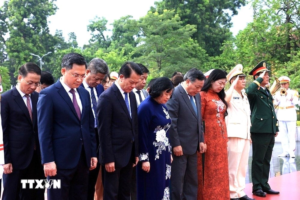 Đoàn đại biểu Thành ủy, HĐND, UBND, Ủy ban MTTQ Việt Nam thành phố Hà Nội tưởng niệm các Anh hùng liệt sĩ. Ảnh: TTXVN. Đoàn đại biểu Thành ủy, HĐND, UBND, Ủy ban MTTQ Việt Nam thành phố Hà Nội tưởng niệm các Anh hùng liệt sĩ. Ảnh: TTXVN.