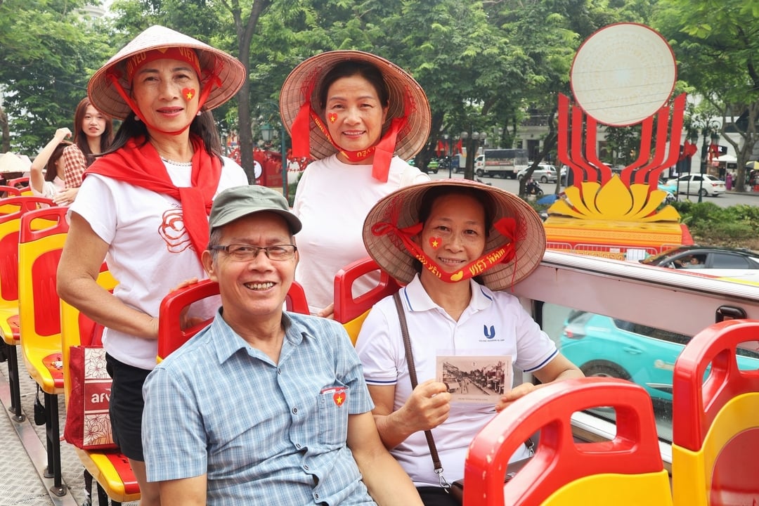 Ông Nguyễn Văn Hải, một cựu chiến binh đến từ Tuyên Quang cho biết rất vui vì được ngắm nhìn Thủ đô trong dịp đặc biệt có một không hai. Ảnh: Trung Nguyên. Ông Nguyễn Văn Hải, một cựu chiến binh đến từ Tuyên Quang cho biết rất vui vì được ngắm nhìn Thủ đô trong dịp đặc biệt có một không hai. Ảnh: Trung Nguyên.