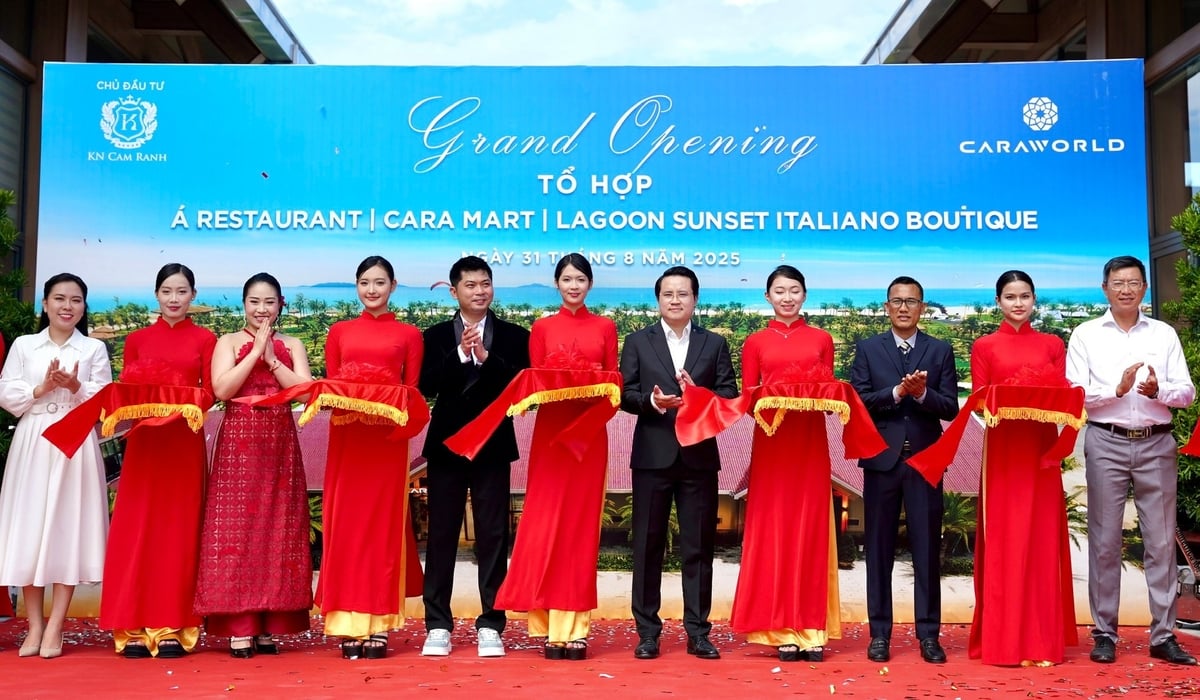 Lễ cắt băng khánh thành Tổ hợp ẩm thực - siêu thị tại CaraWorld. Ảnh: KN Cam Ranh.