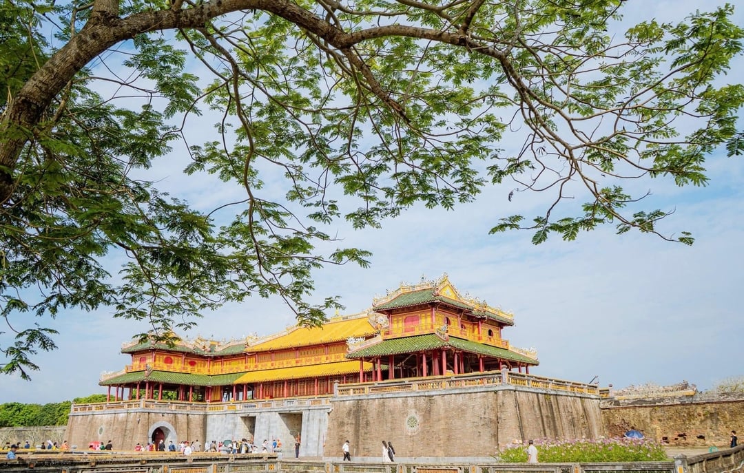 Lầu Ngũ Phụng ở phía trên của Ngọ Môn, là cổng chính phía Nam đi vào bên trong Đại nội Huế, được xây dựng dưới thời vua Minh Mạng (năm 1833).