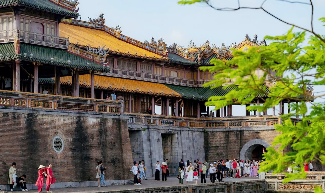 Lầu Ngũ Phụng cao 2 tầng, kết cấu bộ khung hoàn toàn bằng gỗ lim với 100 cột. Mái tầng dưới nối liền nhau, chạy vòng quanh để che cho phần lan can quanh lầu.