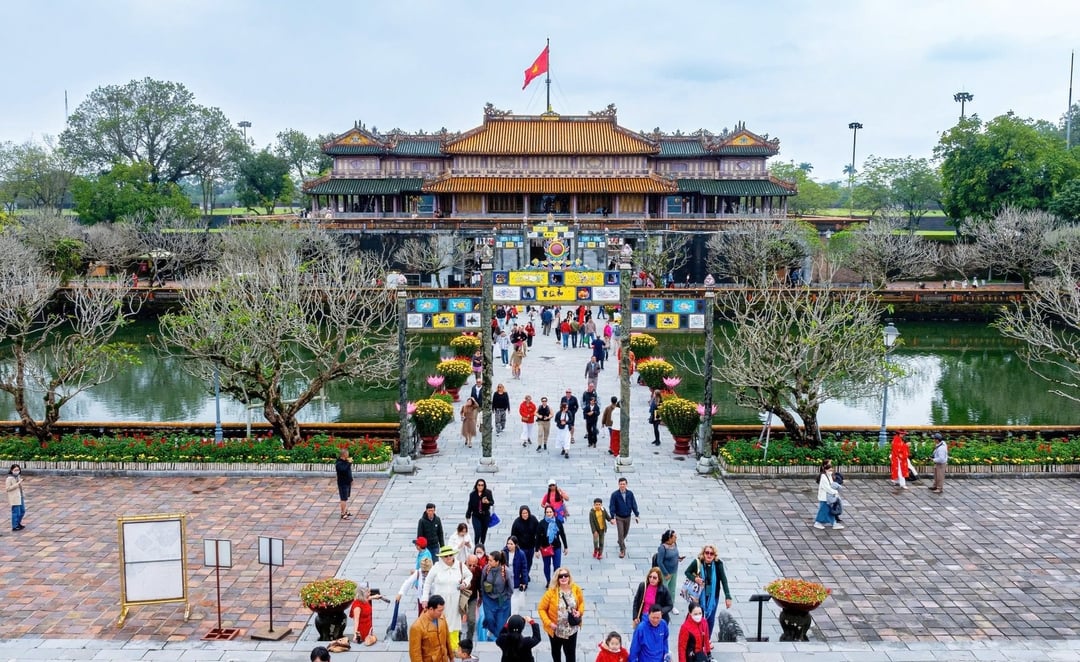 Đứng ở Lầu Ngũ Phụng, du khách có thể quan sát điện Thái Hòa ở phía sau và Kỳ Đài ở phía trước.