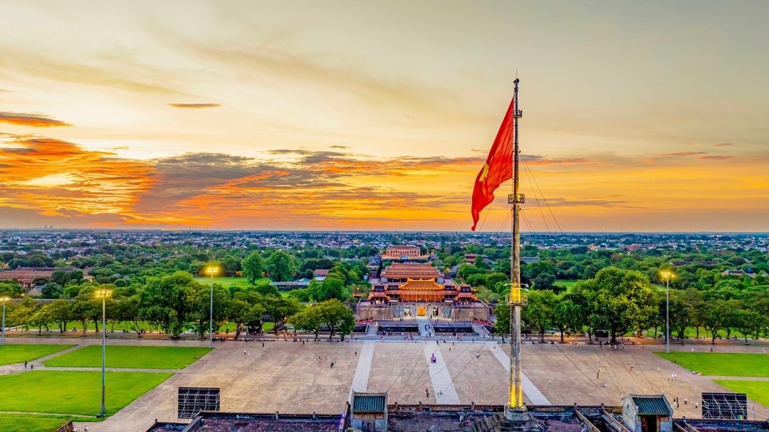 Năm tháng cứ qua đi, Huế luôn còn đó những thành quách rêu phong, cổ kính. Đặc biệt, Lầu Ngũ Phụng (nằm trong Quần thể di tích Cố đô Huế được UNESCO công nhận là di sản thế giới) vẫn sừng sững, uy nghiêm, dấu vết thời gian càng làm dày thêm mốc son của một thời hào hùng.