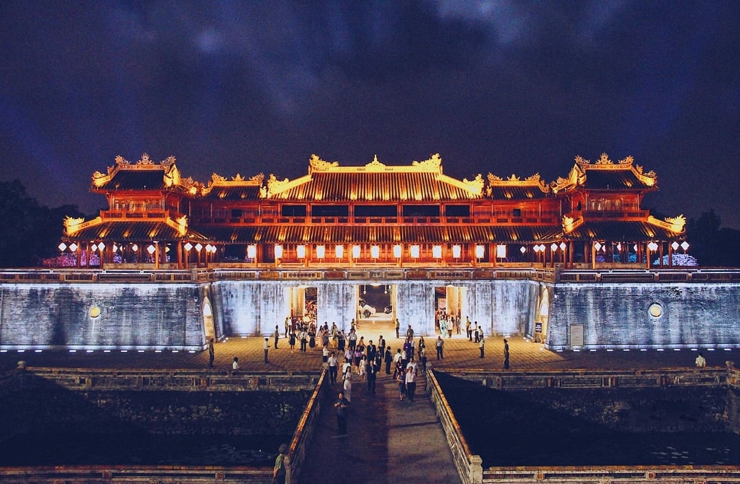 Nhà nghiên cứu Dương Phước Thu chia sẻ thêm với phóng viên: ‘Thực tế, vua Bảo Đại thoái vị vào 17h chiều 30/8, có thông tin cho rằng vua thoái vị lúc 19h là bởi vì giai đoạn năm 1945 nước ta dùng múi giờ thứ 9. Thêm một chi tiết nữa là vì sao phải thoái vị vào thời gian trên, bởi Chủ tịch Hồ Chí Minh đã chọn một cột mốc rất ý nghĩa, đó là giờ hành chính cuối ngày, ngày cuối tháng và tháng cuối quý, như rằng để sau đó vua Bảo Đại sẽ trở thành con người khác (công dân Vĩnh Thụy)’.