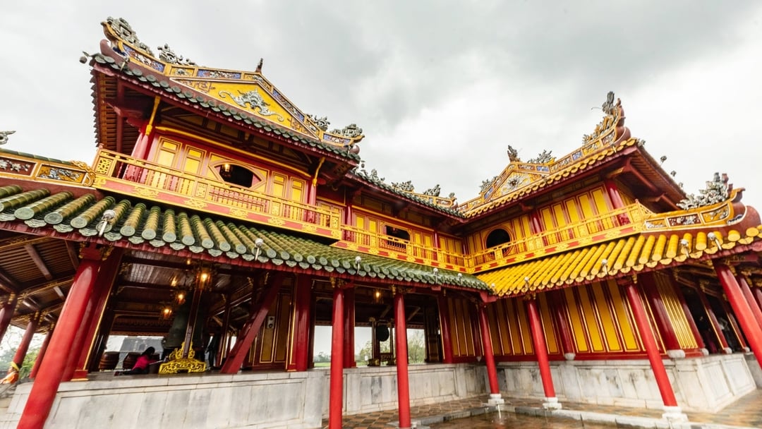 Trong chiến tranh, Lầu Ngũ Phụng bị tàn phá nặng nề. Đặc biệt, vào Tết Mậu Thân 1968, một phần lầu gần như bị sụp đổ do bom đạn.
