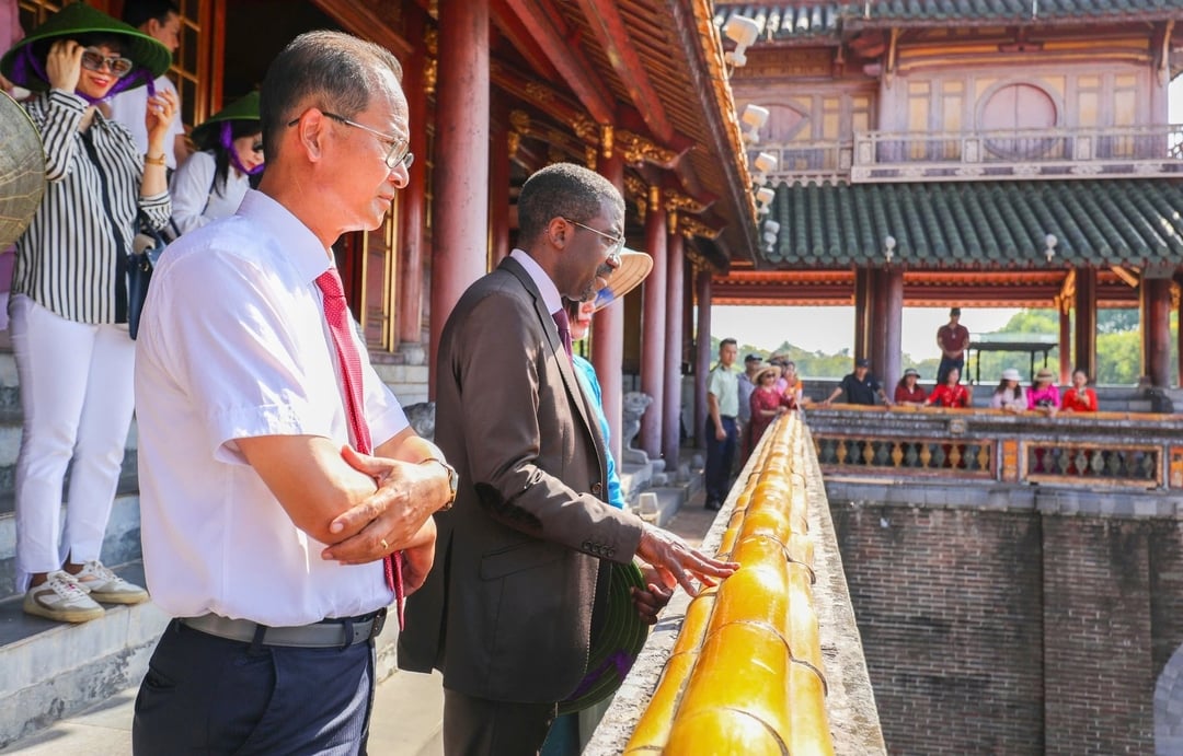 Phải đến năm 2012, Trung tâm Bảo tồn Di tích Cố đô Huế đại trùng tu Lầu Ngũ Phụng với tổng kinh phí gần 80 tỷ đồng. Sau 8 năm đóng cửa, năm 2021 công trình hoàn thành và mở cửa đón du khách. Trong ảnh là ông Lazare Eloundou (áo xám đen) - Giám đốc Trung tâm di sản thế giới UNESCO tham quan Lầu Ngũ Phụng vào tháng 5/2025.