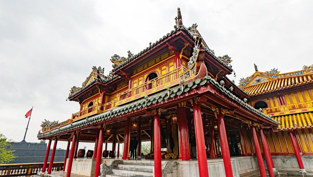 Phía dưới lầu có 5 cửa, ở giữa là Ngọ Môn, hai cửa hai bên gọi là tả Giáp môn, hữu Giáp môn, hai cửa Khuyết môn tả, hữu.