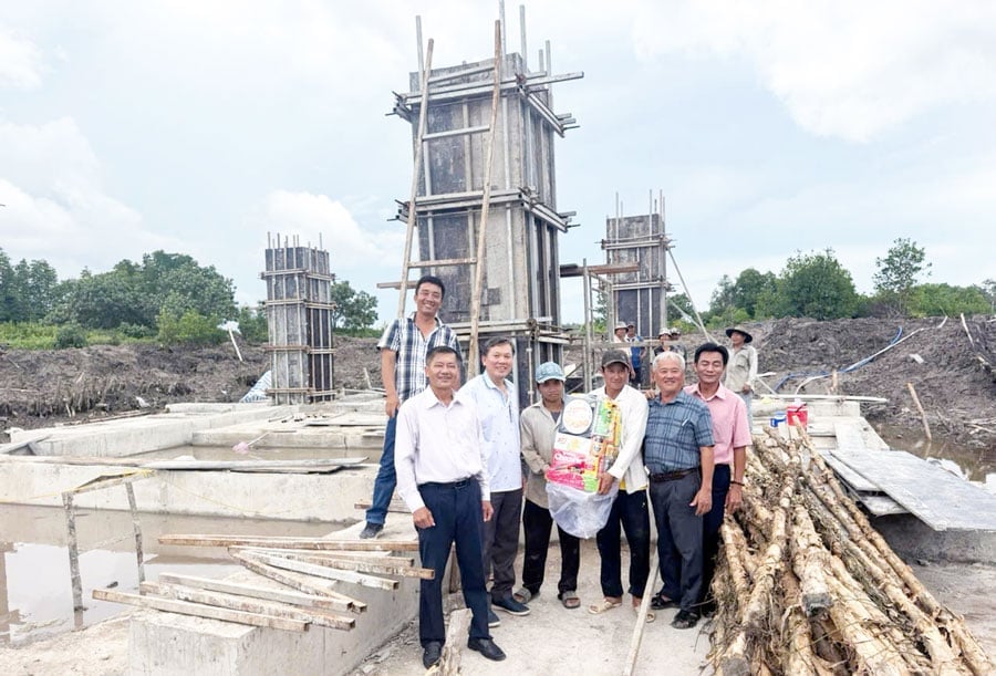 Phó Tổng Giám đốc EVNSPC Lâm Xuân Tuấn (thứ 2 bên trái qua) kiểm tra tiến độ, tặng quà nhà thầu thi công tại dự án 'Xuất tuyến đường dây 110kV mạch kép từ trạm 220kV Năm Căn'. Ảnh: EVNSPC. Phó Tổng Giám đốc EVNSPC Lâm Xuân Tuấn (thứ 2 bên trái qua) kiểm tra tiến độ, tặng quà nhà thầu thi công tại dự án 'Xuất tuyến đường dây 110kV mạch kép từ trạm 220kV Năm Căn'. Ảnh: EVNSPC.