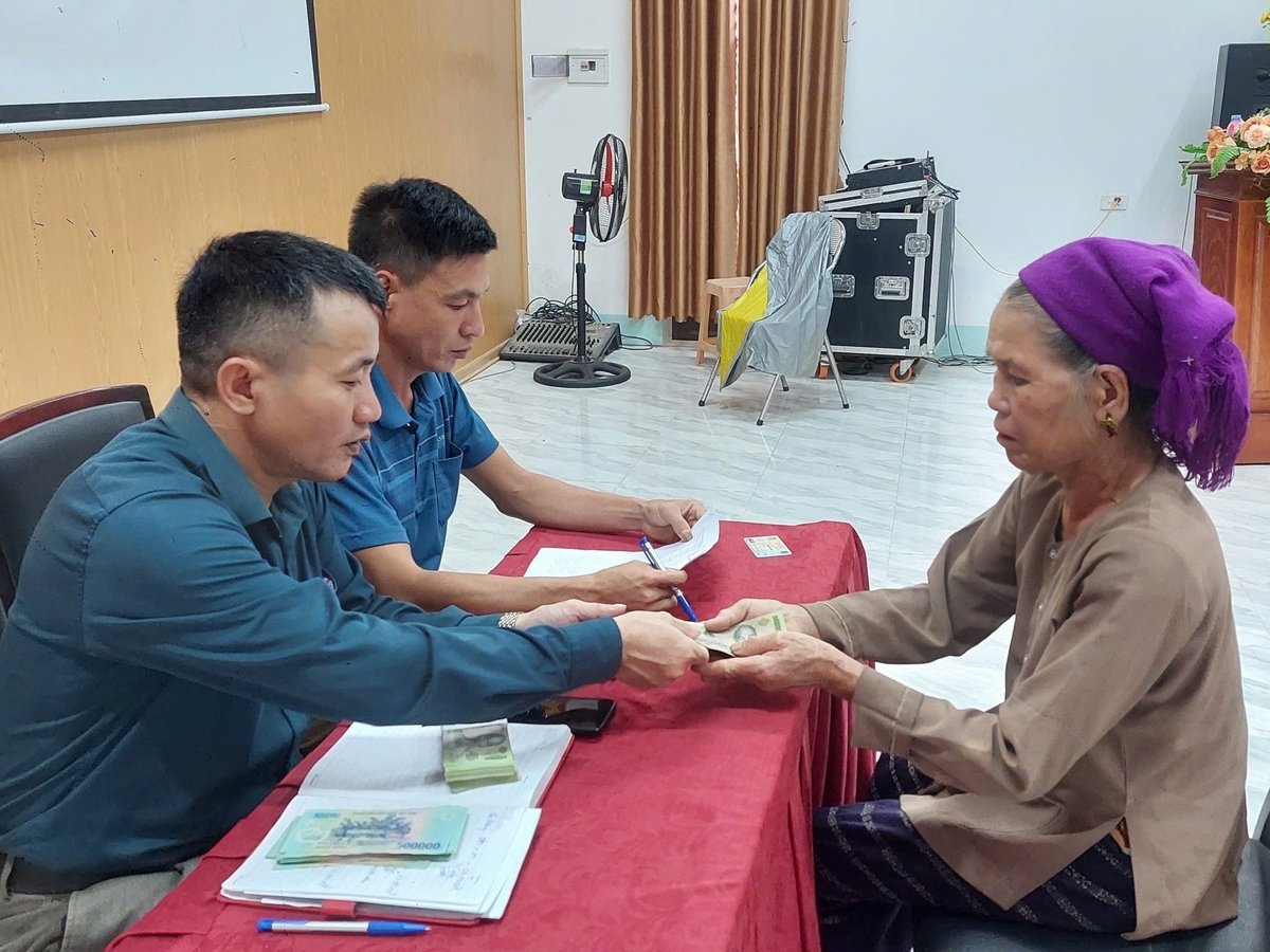 Người dân đến nhận quà Tết độc lập tại các nhà văn hóa thôn, bản. Ảnh: ĐT. Người dân đến nhận quà Tết độc lập tại các nhà văn hóa thôn, bản. Ảnh: ĐT.