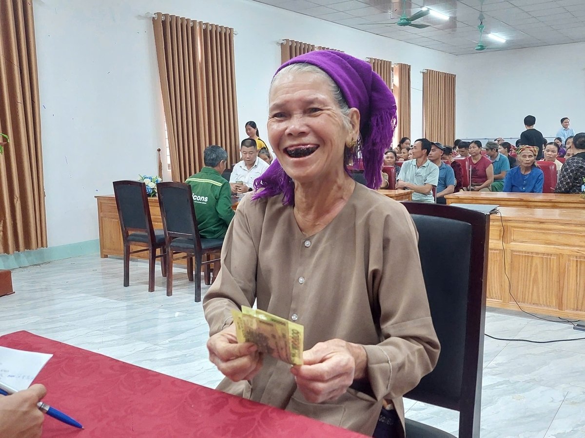 Người dân vui mừng phấn khởi được nhận quà Tết Độc lập của Chính phủ. Ảnh: ĐT. Người dân vui mừng phấn khởi được nhận quà Tết Độc lập của Chính phủ. Ảnh: ĐT.
