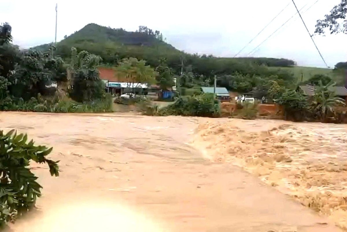 Người dân xã Đăk Long mong sớm có một cây cầu kiên cố để tiện việc đi lại. Ảnh: Đăng Lâm. 