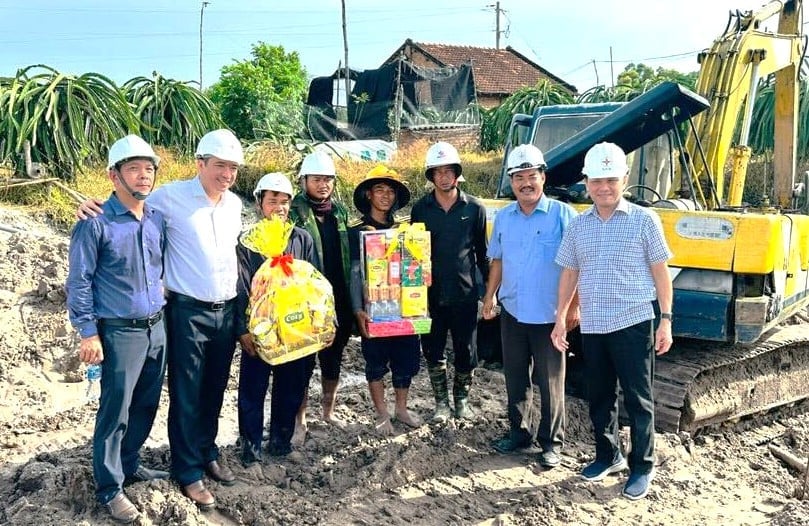 Tổng Giám đốc EVNSPC Nguyễn Phước Đức (bên phải) thăm và tặng quà đơn vị thi công tại công trường Hàm Tân - Tân Thành tỉnh Lâm Đồng. Ảnh: EVNSPC. Tổng Giám đốc EVNSPC Nguyễn Phước Đức (bên phải) thăm và tặng quà đơn vị thi công tại công trường Hàm Tân - Tân Thành tỉnh Lâm Đồng. Ảnh: EVNSPC.