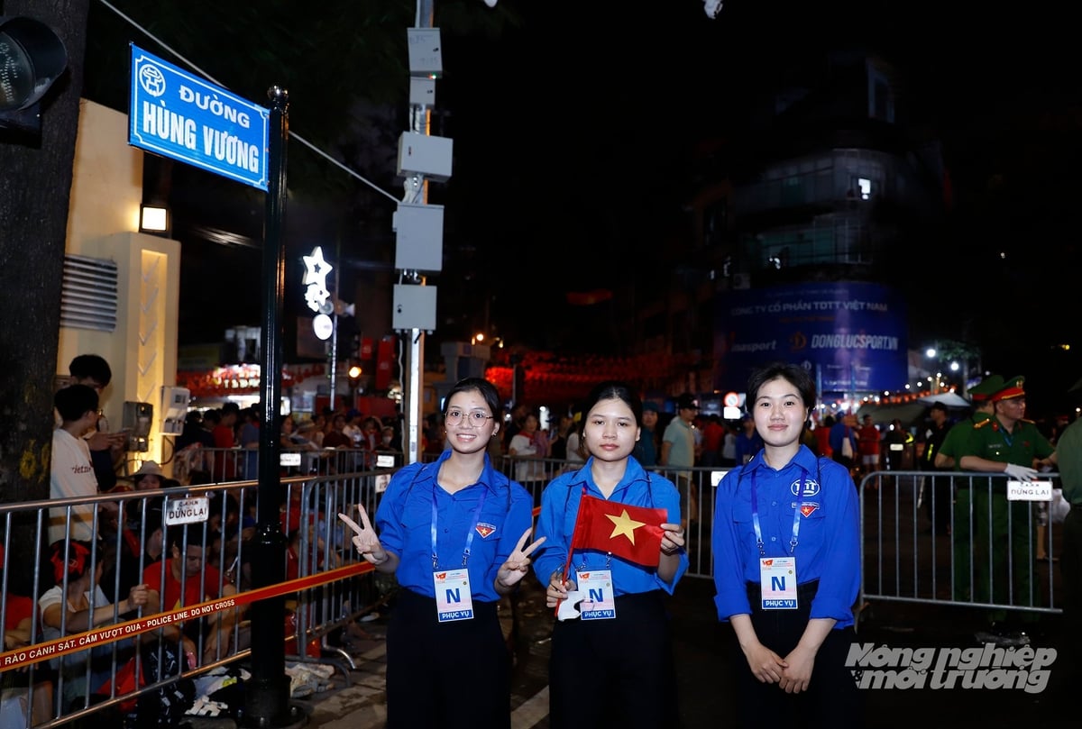 Lê Thị Như Quỳnh cùng hai bạn học của Học viện Tài chính làm công tác hỗ trợ các lực lượng tại đường Hùng Vương. Ảnh: Khương Trung. Lê Thị Như Quỳnh cùng hai bạn học của Học viện Tài chính làm công tác hỗ trợ các lực lượng tại đường Hùng Vương. Ảnh: Khương Trung.