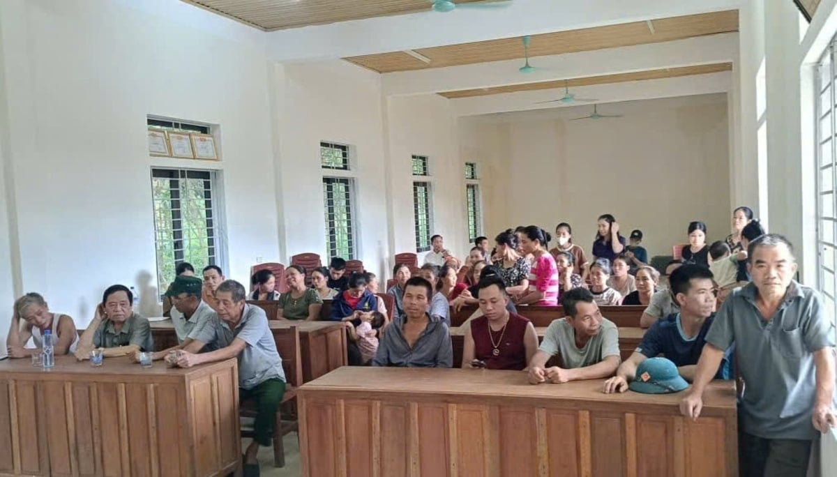 Người dân bản Đôm, xã Hùng Chân, tỉnh Nghệ An tập hợp tại Nhà văn hóa bản để nhận quà 2/9. Ảnh: Chung Sầm. Người dân bản Đôm, xã Hùng Chân, tỉnh Nghệ An tập hợp tại Nhà văn hóa bản để nhận quà 2/9. Ảnh: Chung Sầm.
