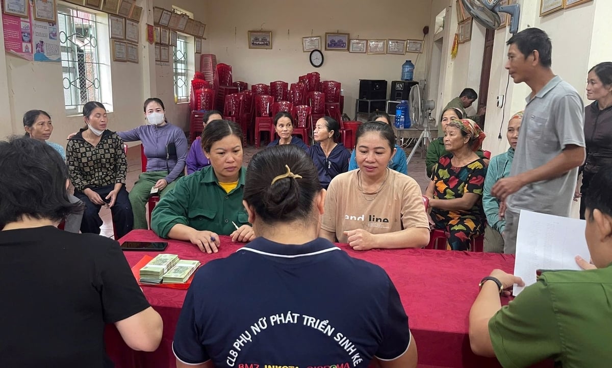 Người dân xã biên giới Tiền Phong đi nhận quà sáng 1/9. Ảnh: Hà Huy. Người dân xã biên giới Tiền Phong đi nhận quà sáng 1/9. Ảnh: Hà Huy.