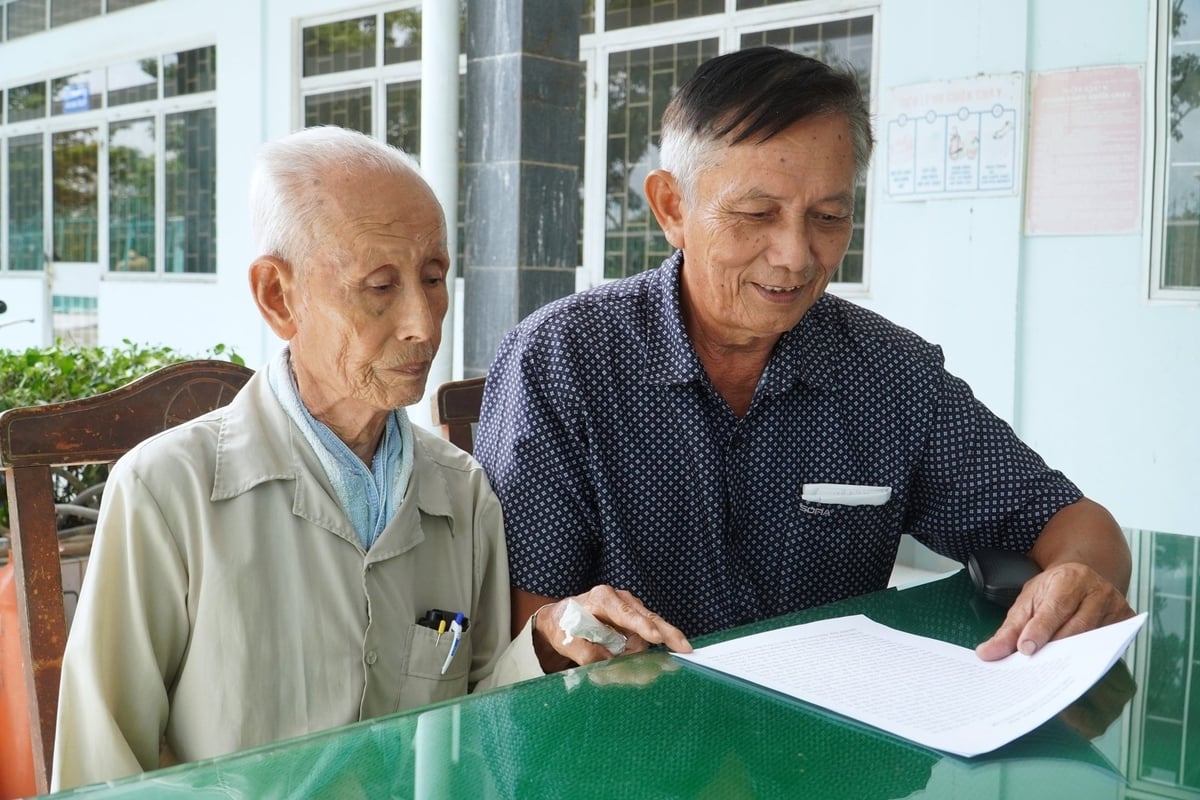 Ông Huỳnh Trung Hoa (bìa trái) và ông Nguyễn Xuân Quỹ (bìa phải) - những người sống và chứng kiến trọn vẹn công cuộc chuyển đổi ở Nông trường Sông Hậu từ những ngày đầu thành lập. Ảnh: Kim Anh. Ông Huỳnh Trung Hoa (bìa trái) và ông Nguyễn Xuân Quỹ (bìa phải) - những người sống và chứng kiến trọn vẹn công cuộc chuyển đổi ở Nông trường Sông Hậu từ những ngày đầu thành lập. Ảnh: Kim Anh.
