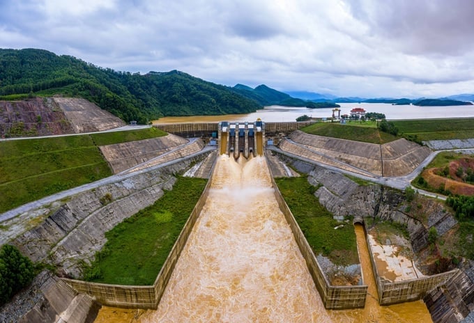 Hồ Tả Trạch vào mùa mưa lũ. Ảnh: Nguyễn Phong. Hồ Tả Trạch vào mùa mưa lũ. Ảnh: Nguyễn Phong.