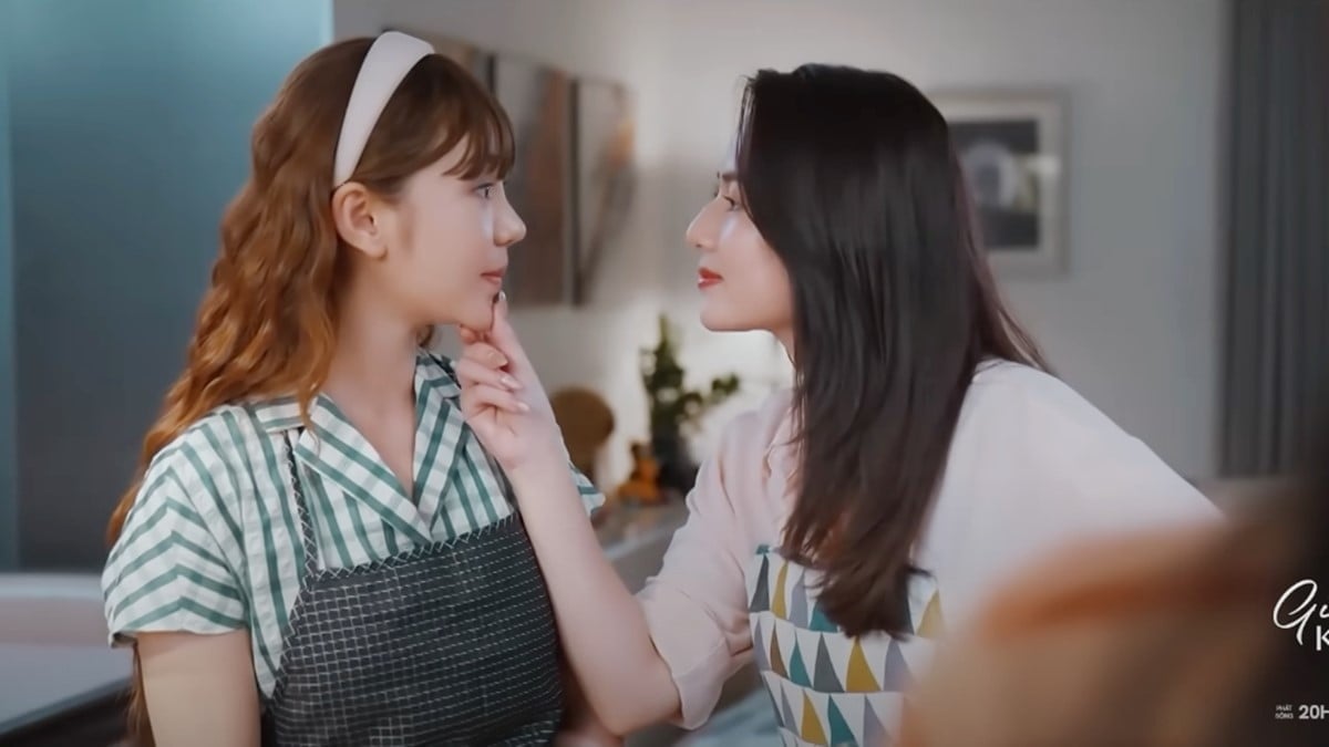 Ngân trò chuyện vui vẻ với 2 cô bạn thân. Ảnh CMH