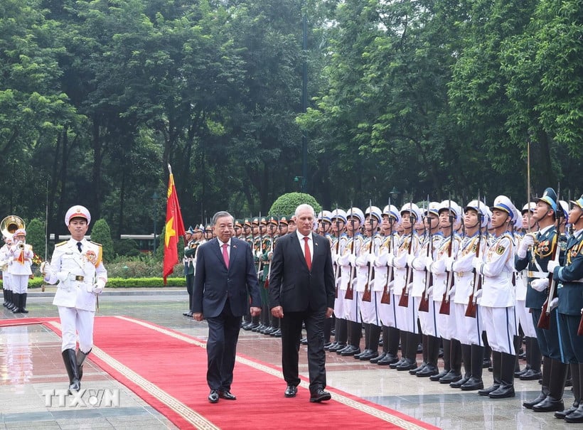 Tổng Bí thư Tô Lâm và Bí thư thứ Nhất, Chủ tịch nước Cuba Miguel Díaz-Canel Bermúdez duyệt Đội danh dự Quân đội Nhân dân Việt Nam. Ảnh: TTXVN. Tổng Bí thư Tô Lâm và Bí thư thứ Nhất, Chủ tịch nước Cuba Miguel Díaz-Canel Bermúdez duyệt Đội danh dự Quân đội Nhân dân Việt Nam. Ảnh: TTXVN.