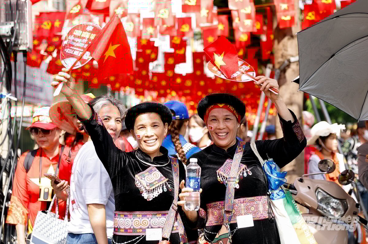 Hai chị em sinh đôi, bà Vi Thị Lịch (bên trái) và bà Vi Thị Thiệp (bên phải), người dân tộc Tày. Ảnh: Khương Trung. Hai chị em sinh đôi, bà Vi Thị Lịch (bên trái) và bà Vi Thị Thiệp (bên phải), người dân tộc Tày. Ảnh: Khương Trung.