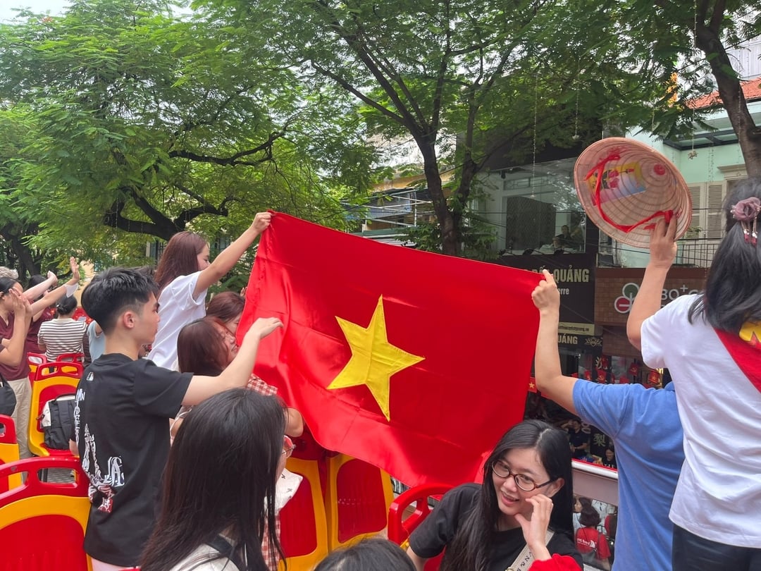 Các bạn trẻ cùng du khách trên xe giương cao lá cờ Tổ quốc, hát vang bài hát 'Như có Bác Hồ trong ngày vui đại thắng' đáp lại đám đông. Ảnh: Trung Nguyên. Các bạn trẻ cùng du khách trên xe giương cao lá cờ Tổ quốc, hát vang bài hát 'Như có Bác Hồ trong ngày vui đại thắng' đáp lại đám đông. Ảnh: Trung Nguyên.