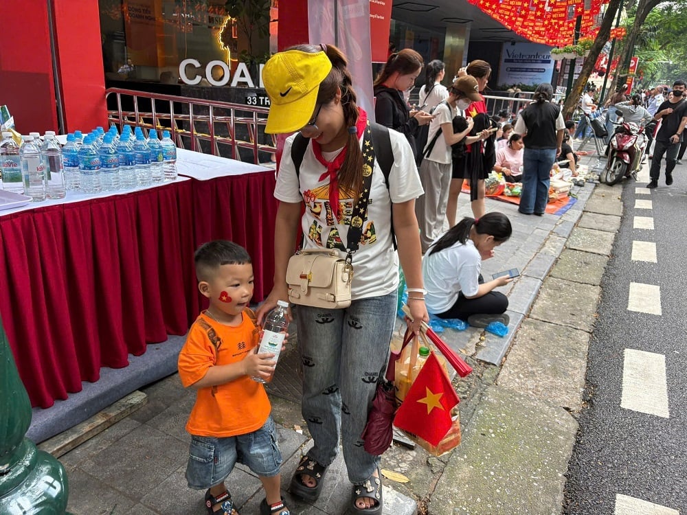 Một em bé được mẹ đưa đi tham dự các sự kiện ghé vào Trạm khách. Ảnh: Sở Văn hóa và Thể thao. Một em bé được mẹ đưa đi tham dự các sự kiện ghé vào Trạm khách. Ảnh: Sở Văn hóa và Thể thao.