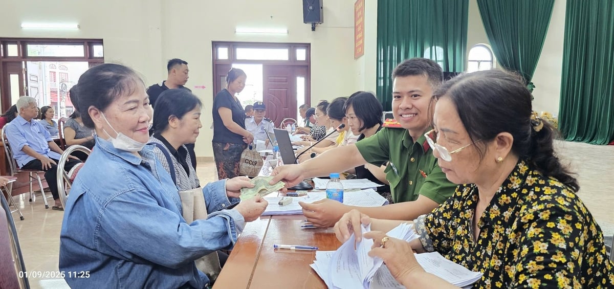 Công an phường Bắc Giang phối hợp cùng chính quyền trao tiền quà cho người dân tổ dân phố Tiền bảo đảm an ninh, an toàn. Ảnh: Phạm Minh. Công an phường Bắc Giang phối hợp cùng chính quyền trao tiền quà cho người dân tổ dân phố Tiền bảo đảm an ninh, an toàn. Ảnh: Phạm Minh.