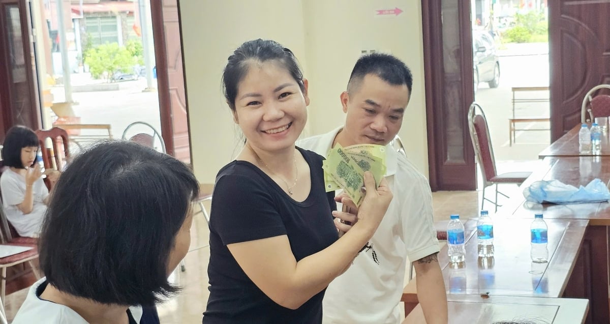 Người dân tổ dân phố Tiền, phường Bắc Giang phấn khởi nhận quà dịp kỷ niệm 80 năm Quốc khánh. Ảnh: Phạm Minh. Người dân tổ dân phố Tiền, phường Bắc Giang phấn khởi nhận quà dịp kỷ niệm 80 năm Quốc khánh. Ảnh: Phạm Minh.
