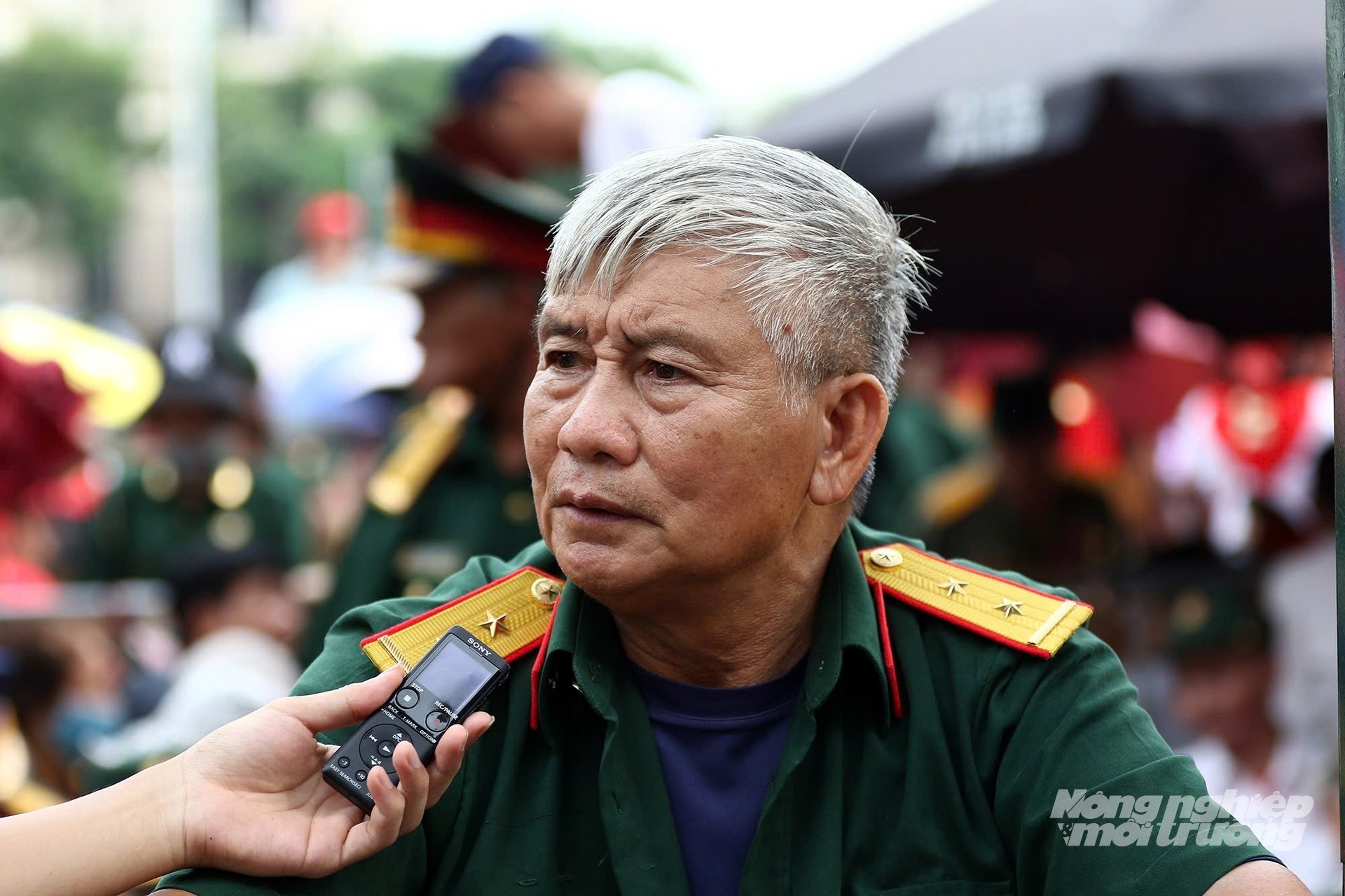 Cựu chiến binh Hồ Long Biên (73 tuổi), ở Nghệ An đã bắt xe ra Hà Nội từ hai hôm trước. Ảnh: Khương Trung. Cựu chiến binh Hồ Long Biên (73 tuổi), ở Nghệ An đã bắt xe ra Hà Nội từ hai hôm trước. Ảnh: Khương Trung.
