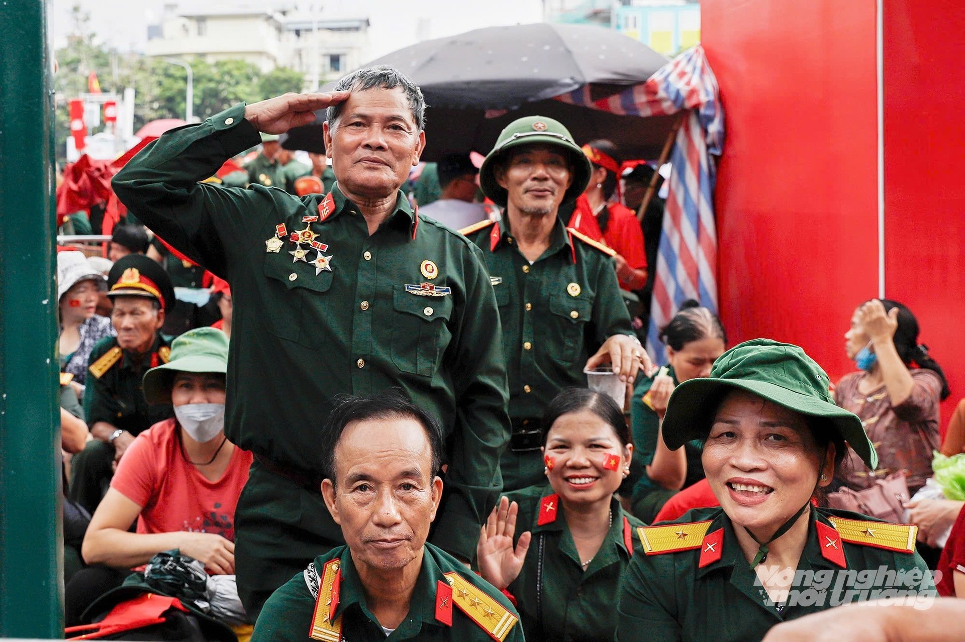 Nhiều cựu chiến binh vui vẻ khi gặp lại đồng đội cũ, cùng nhau ôn ký ức chiến trường và háo hức chờ đón lễ diễu binh, diễu hành A80. Ảnh: Khương Trung. Nhiều cựu chiến binh vui vẻ khi gặp lại đồng đội cũ, cùng nhau ôn ký ức chiến trường và háo hức chờ đón lễ diễu binh, diễu hành A80. Ảnh: Khương Trung.