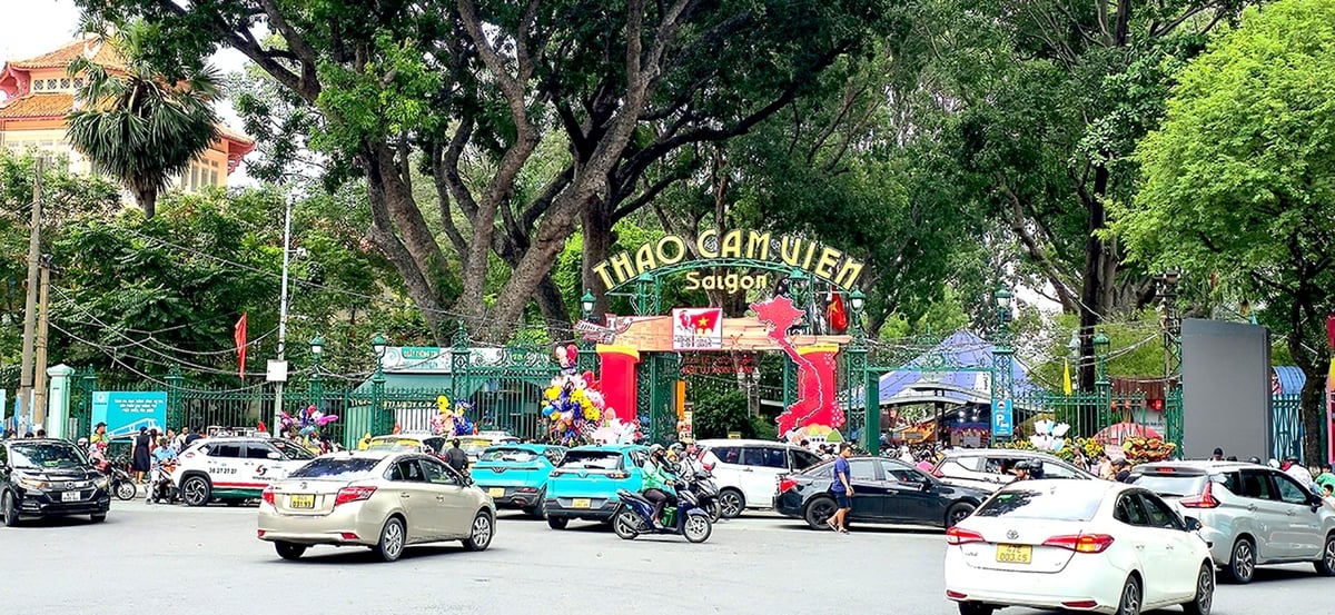 Thảo Cầm Viên cũng mở cửa miễn phí vé vào cổng buổi tối và tổ chức chương trình 'Vui Tết Độc lập – Hội tụ non sông' với 50 gian hàng văn hóa ba miền. Ảnh: Minh Sáng. Thảo Cầm Viên cũng mở cửa miễn phí vé vào cổng buổi tối và tổ chức chương trình 'Vui Tết Độc lập – Hội tụ non sông' với 50 gian hàng văn hóa ba miền. Ảnh: Minh Sáng.